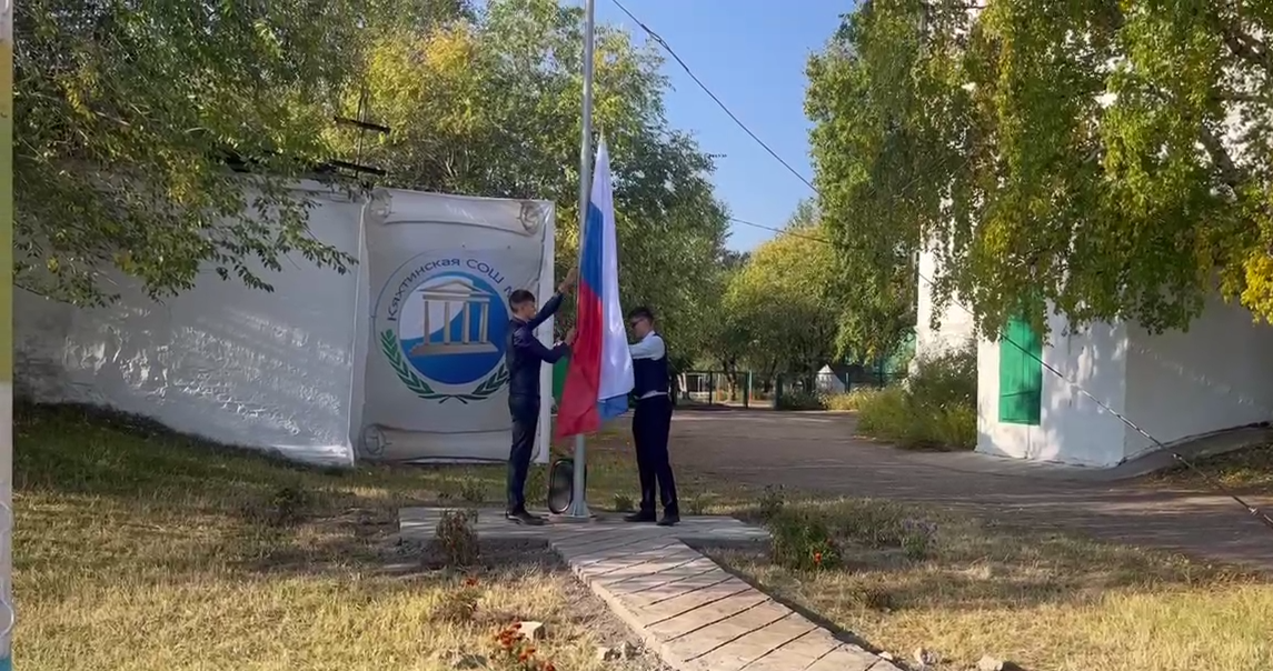 Церемония поднятия Государственного флага РФ.